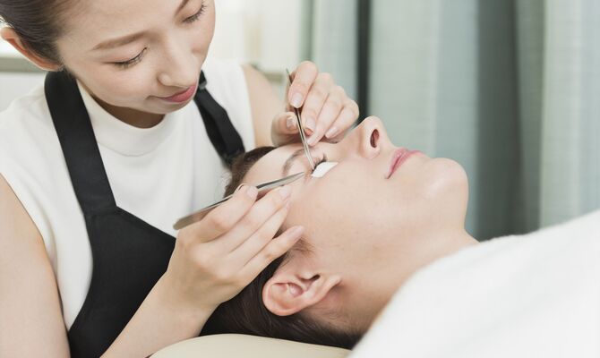 施術作業を行うスタッフ